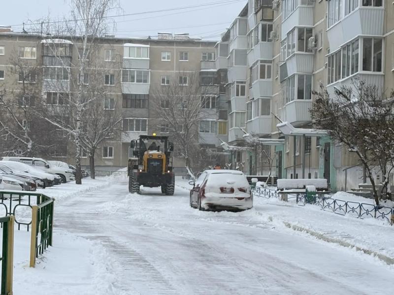 Власти Каменска-Уральского попросили горожан убрать машины с обочин — иначе дороги утонут в снегу | В Каменске-Уральском просят водителей не парковать авто на обочинах