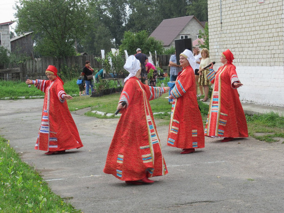 Деревня в составе Каменска-Уральского отметила свое 335-летие и презентовала гостям выставку чая. Неравнодушных благодарили и вручали призы