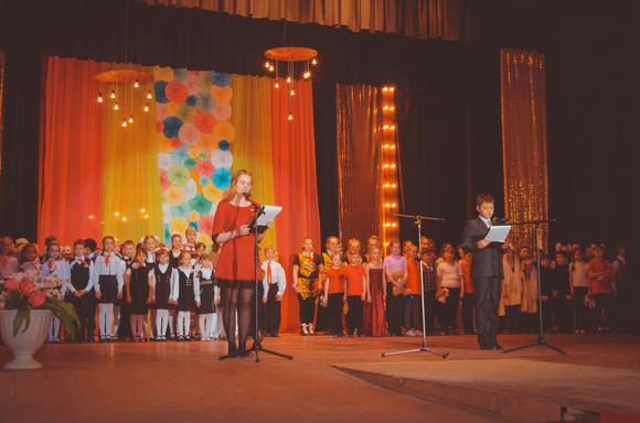 Россыпью талантов порадовали зрителей юные артисты: в Каменске-Уральском прошел фестиваль школьного творчества «С чего начинается Родина?»