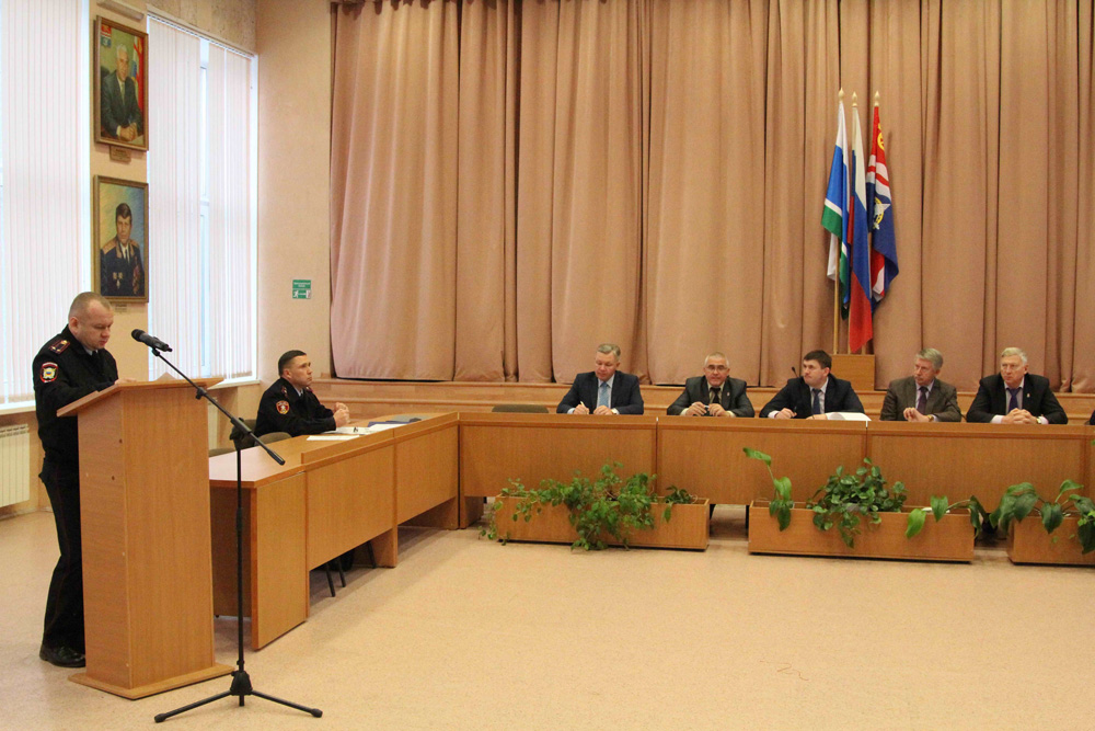 Для одних отдых, а для других – служба. Перед праздниками в мэрии Каменска собрались силовики, коммунальщики, пожарные – все обещали бдить!