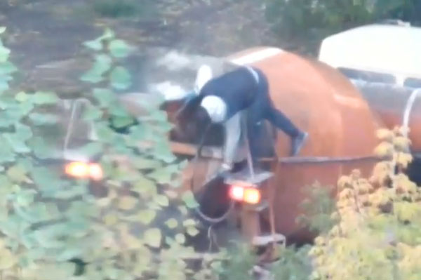 Чиновница мэрии «провела расследование» и сумела реабилитировать работника бетоновоза, которого сняли на видео на днях бдительные каменцы