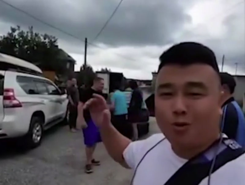 Китайский блогер с автодомом "развел" уральскую деревню на попойки: местные выгнали его за треш | Уральцы выгнали китайского блогера за видео о «пьяной жизни»