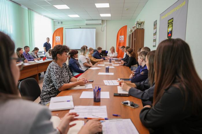 На СинТЗ прошёл круглый стол с молодыми сотрудниками и руководством | СинТЗ провёл встречу с молодёжным активом предприятия