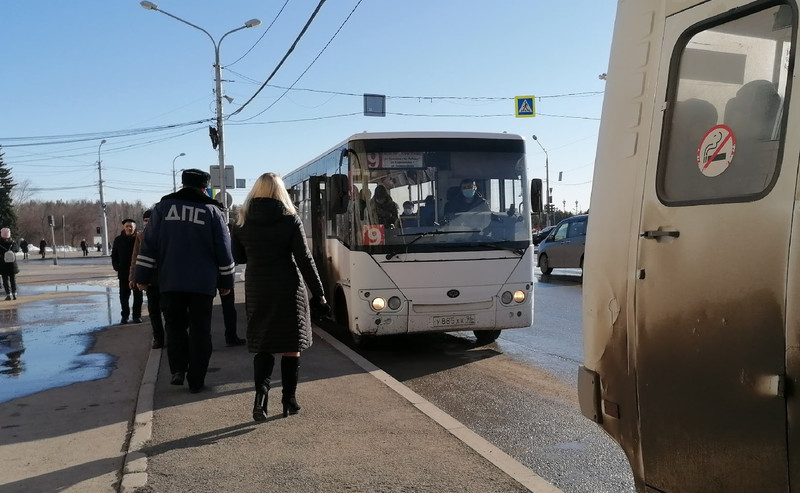 В час пик специальная комиссия на Пл. Ленинского комсомола проверяла, как пассажиры в Каменске-Уральском соблюдают масочный режим