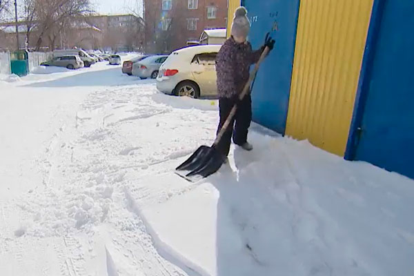 Сибирский школьник уже несколько лет бесплатно помогает местным дворникам