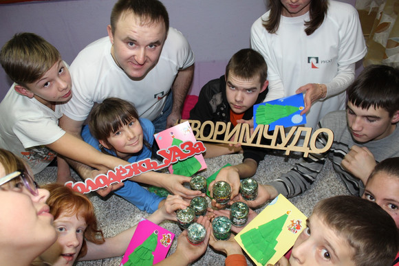 «Молодежка под шубой» из Каменска-Уральского готова вновь «причинять» добро и «наносить» радость. Детский смех для них – лучшая награда