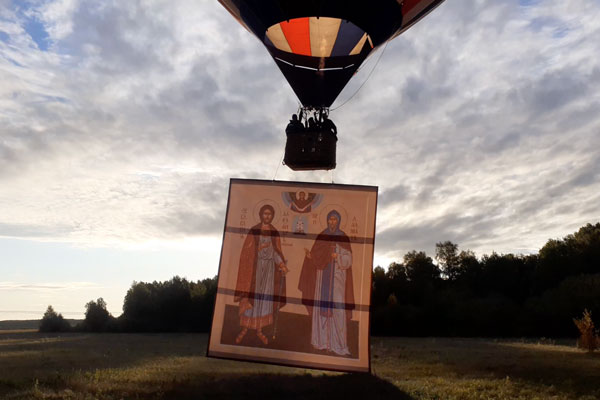 Утром Каменск-Уральский облетел воздушный шар с иконой покровителей города - св. Александра Невского и Далмата Исетского