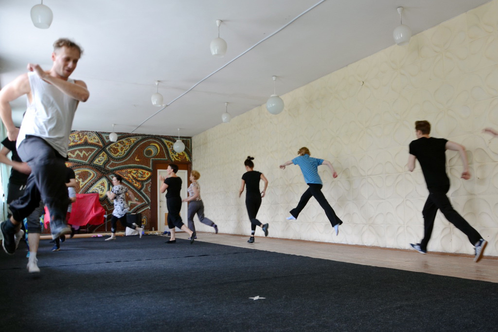 Оригинально! Молодая режиссер Драмы Номер Три Каменска-Уральского перед репетицией заставила артистов бегать и готовиться к дракам