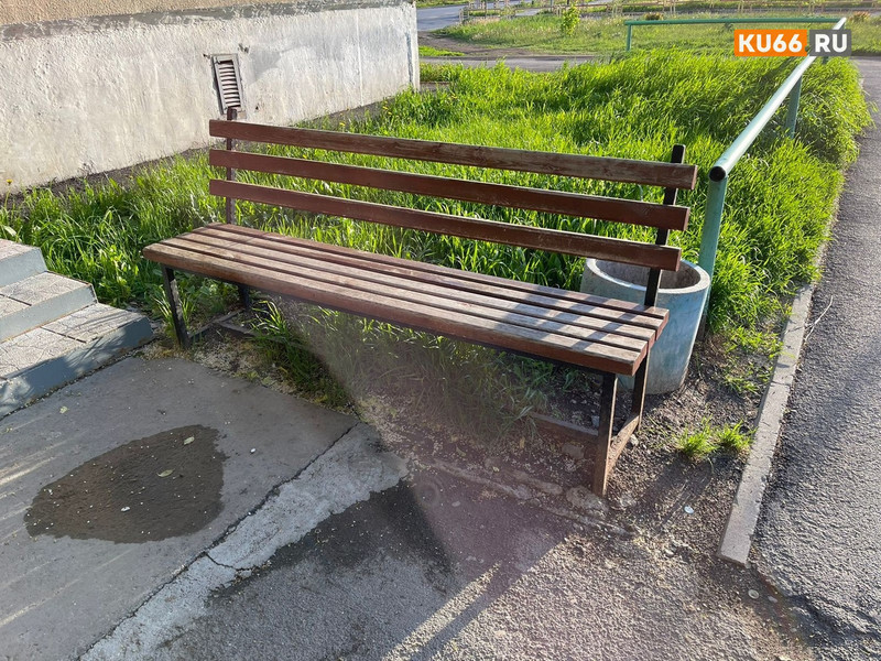 Простая шалость? В Каменске-Уральском подростки стали чаще ломать скамейки. Восстановление идет за счет жильцов