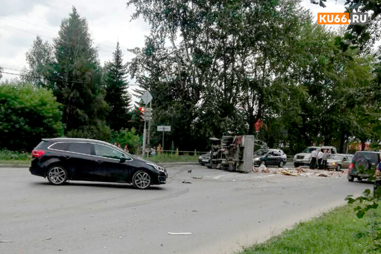 Дорожное побоище в Каменске-Уральском на оживленном перекрестке: все началось с перестроения Тойоты, а закончилось опрокидыванием ГАЗа