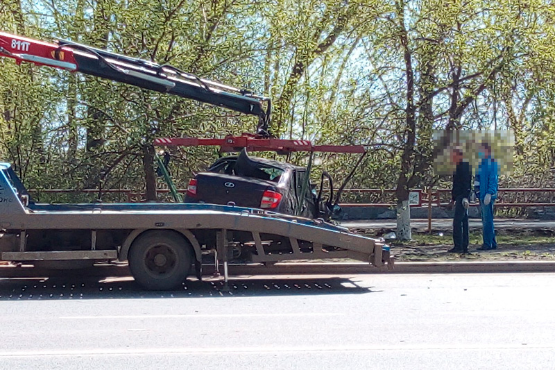 Столб пыли поднял лихач, мчавшийся по ул. Алюминиевой в Каменске-Уральском: чудом не сбил пешехода и чудом же не врезался в Рено, но… ВИДЕО