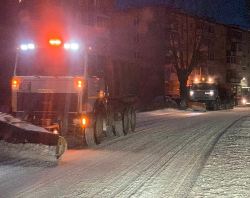 Дорожники все выходные чистили проезжую часть в Каменске-Уральском, а утром в понедельник взялись за удаленные территории