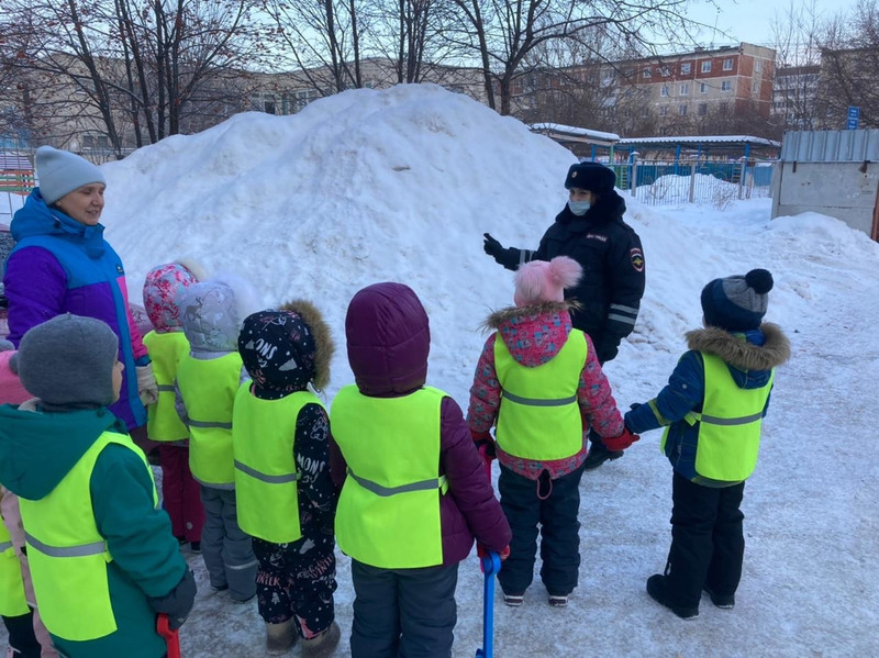Детсадовцы с полицейскими убирали опасную горку в Каменске, чтобы никто не травмировался. Что делать, если вы тоже увидели рискованный скат?