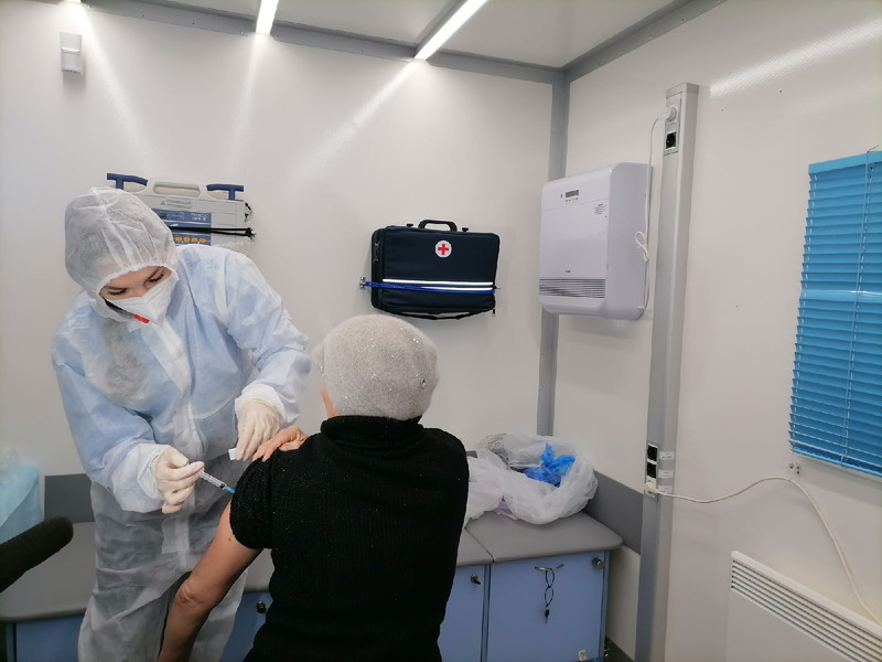 Медики и организация помощи бывшим заключенным вакцинировали от «короны» в Каменске бомжей и людей, оказавшихся в трудной ситуации