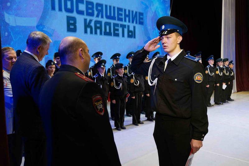Строевым шагом ходить уже научились. Новобранцы прошли посвящение в кадеты в Каменске-Уральском. Мэр Шмыков: «Мы не меньше вас волнуемся...»