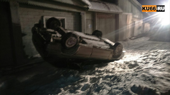 Повернул не туда: в селе под Каменском-Уральским «бухой», перевозивший дрова в салоне ВАЗа, влетел в столб и перевернулся на крышу… ФОТО Повернул не туда: в селе под Каменском-Уральским «бухой», перевозивший дрова в салоне ВАЗа, влетел в столб и перевернулся на крышу… ФОТО