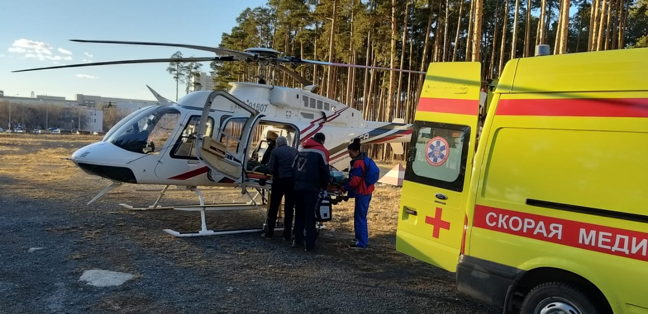 Четырехлетнего мальчика, упавшего с высоты, из Каменска-Уральского на вертолете отправили в Екатеринбург — местные медики не рискнули лечить