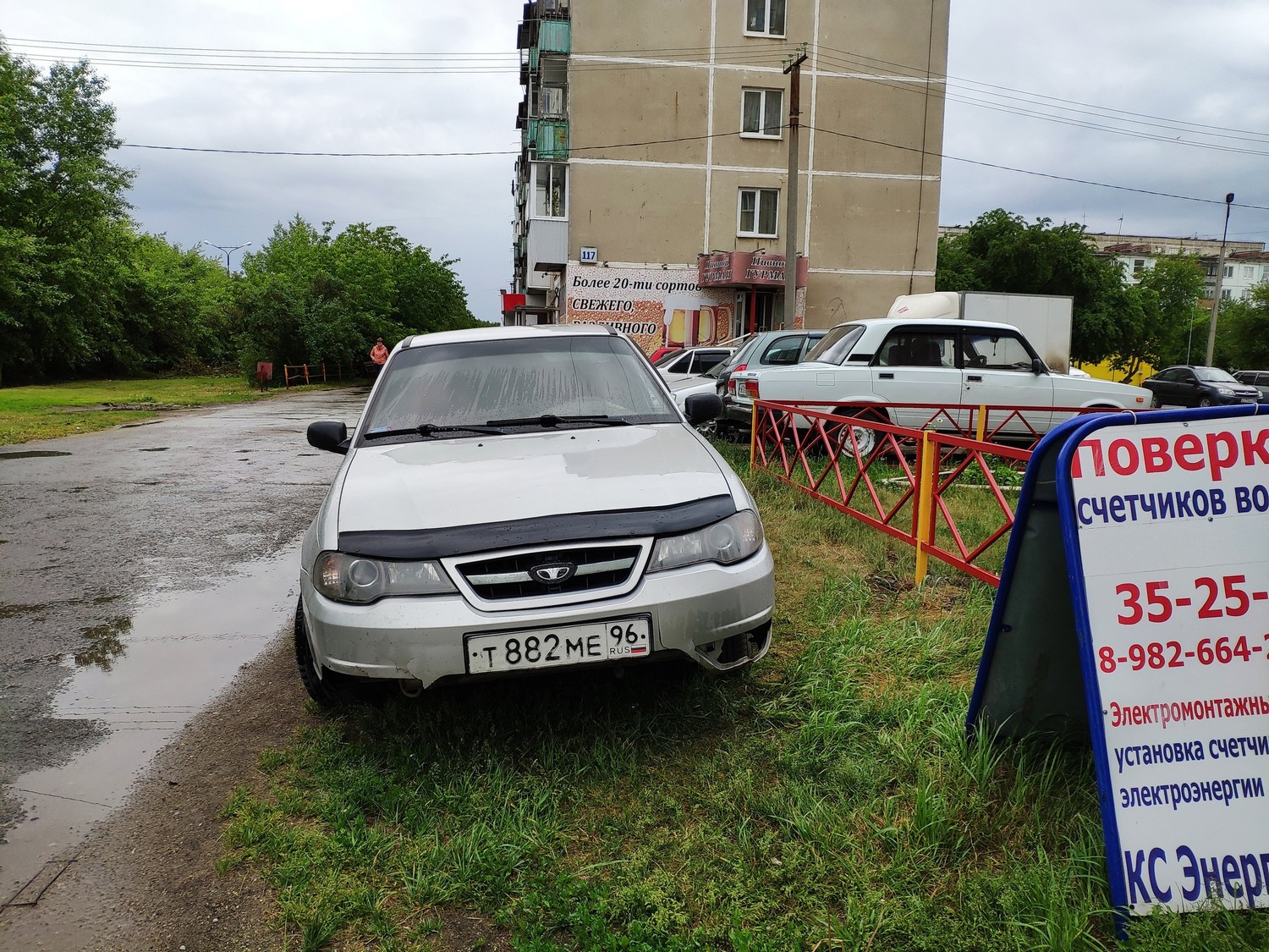 Фотограф объявил войну водителям, паркующимся на газонах в Каменске-Уральском — снимки выслал чиновникам. Нарушителям пришли штрафы...