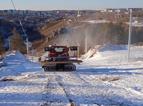 Открытие сезона уже не за горами: ГЛК «Богатырек» в Каменске-Уральском с каждым днем все больше белеет. Кстати, здесь нынче новые тарифы