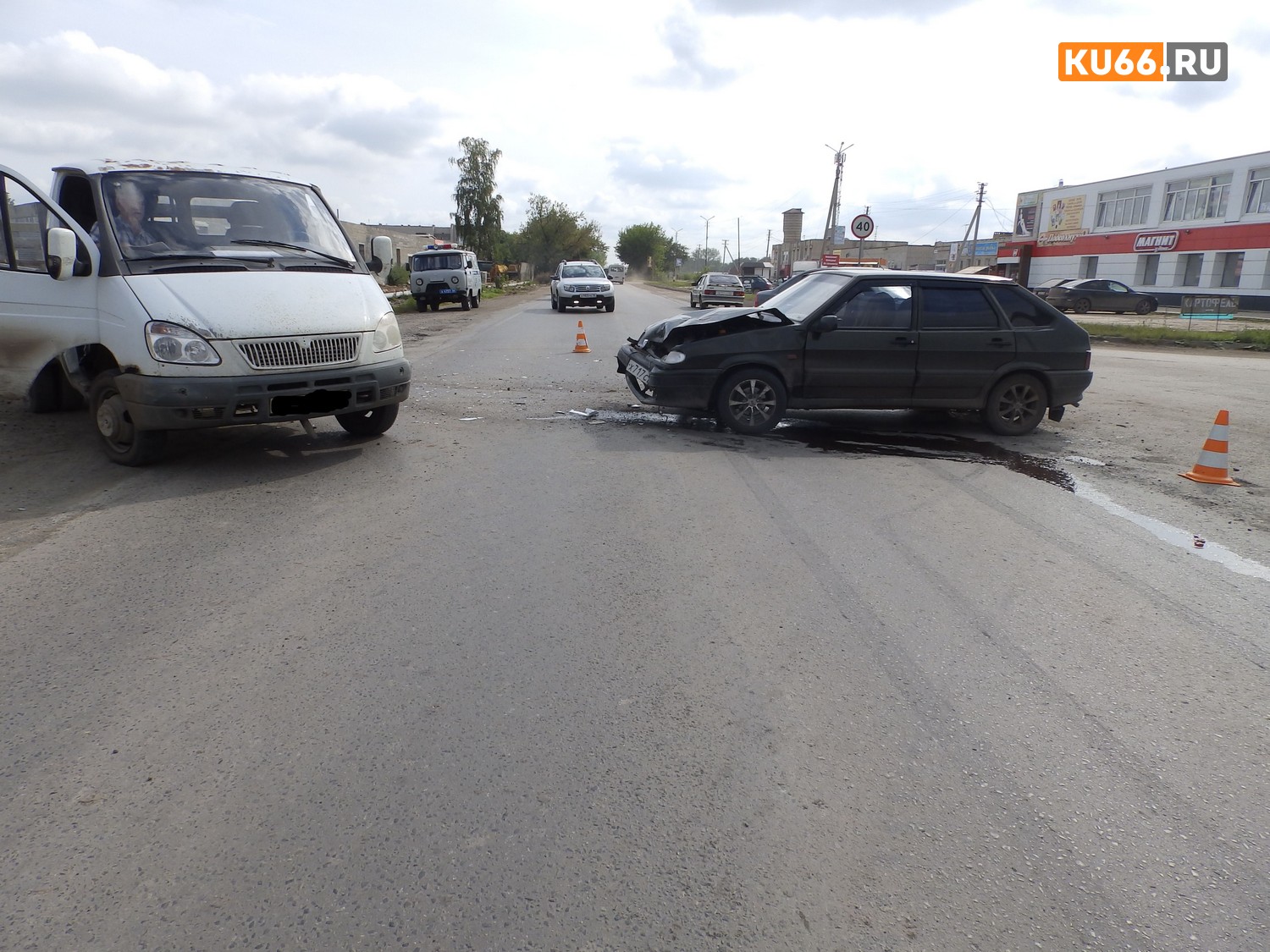 Мужчина на ГАЗе не пропустил ВАЗ на перекрестке в пос. Мартюш под Каменском-Уральским: пострадавшую женщину госпитализировали с травмами