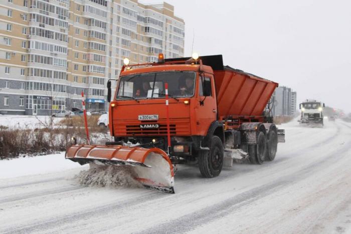 Сильный снегопад в Каменске-Уральском: как дорожные службы справляются с последствиями? | В Каменске-Уральском дорожные службы очистили улицы после ночного снегопада