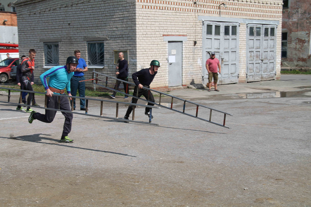 Не только зачет Спартакиады, но и дань уважения и памяти: те, кто тушит пожары в Каменске-Уральском, тренировались в ловкости и скорости