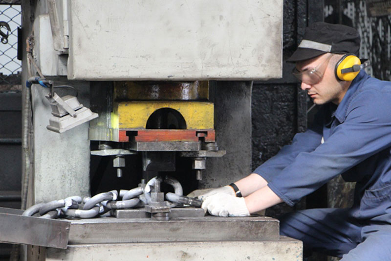 Бывшие полицейские, а ныне зэки в колонии Нижнего Тагила, изготовят для школ Каменска-Уральского 670 парт, 150 столов и 600 тумбочек