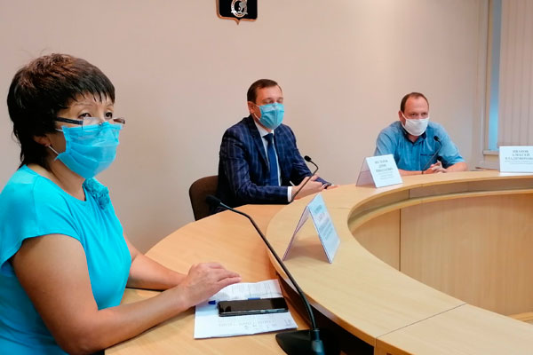 Пока в Екатеринбурге медики разводят руками - мол, вакцины нет, в Каменске-Уральском анонсируют привоз 6270 доз и зовут прививаться в ТЦ