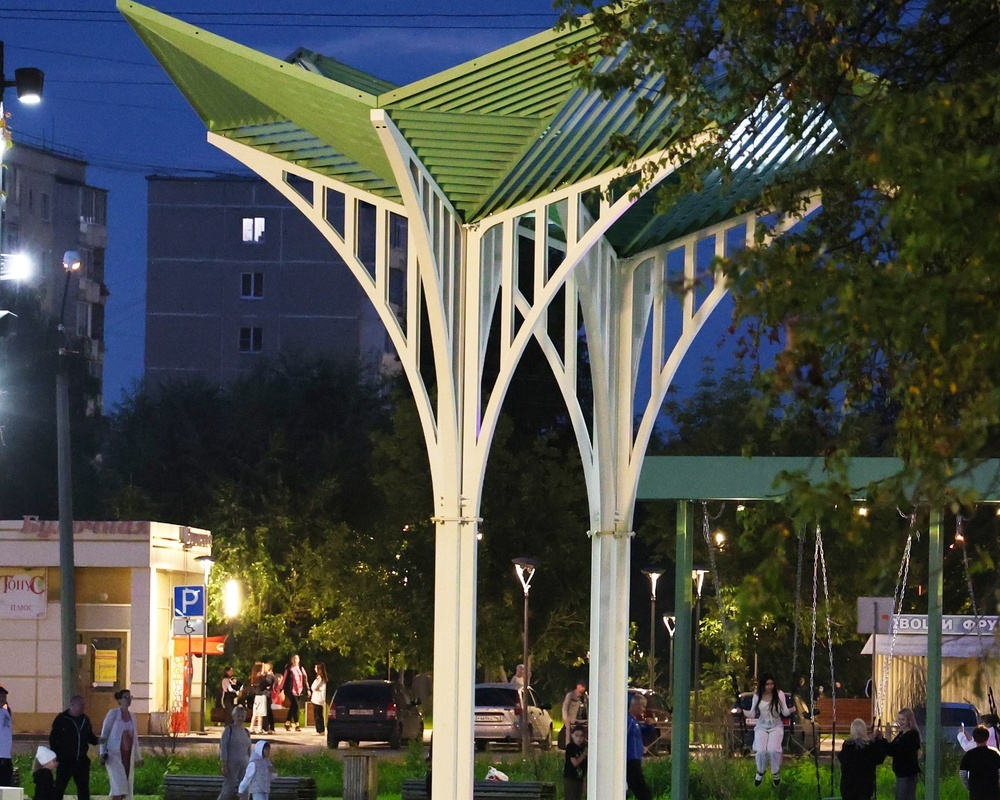 В Байновском саду протестировали освещение | В Байновском саду Каменска-Уральского заканчивают работы