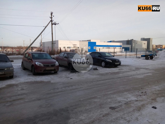 Коротнуло? Утром в Каменске-Уральском загорелся ВАЗ – по тревоге поднялись семь огнеборцев, однако хозяин успел погасить пламя сам. ФОТО