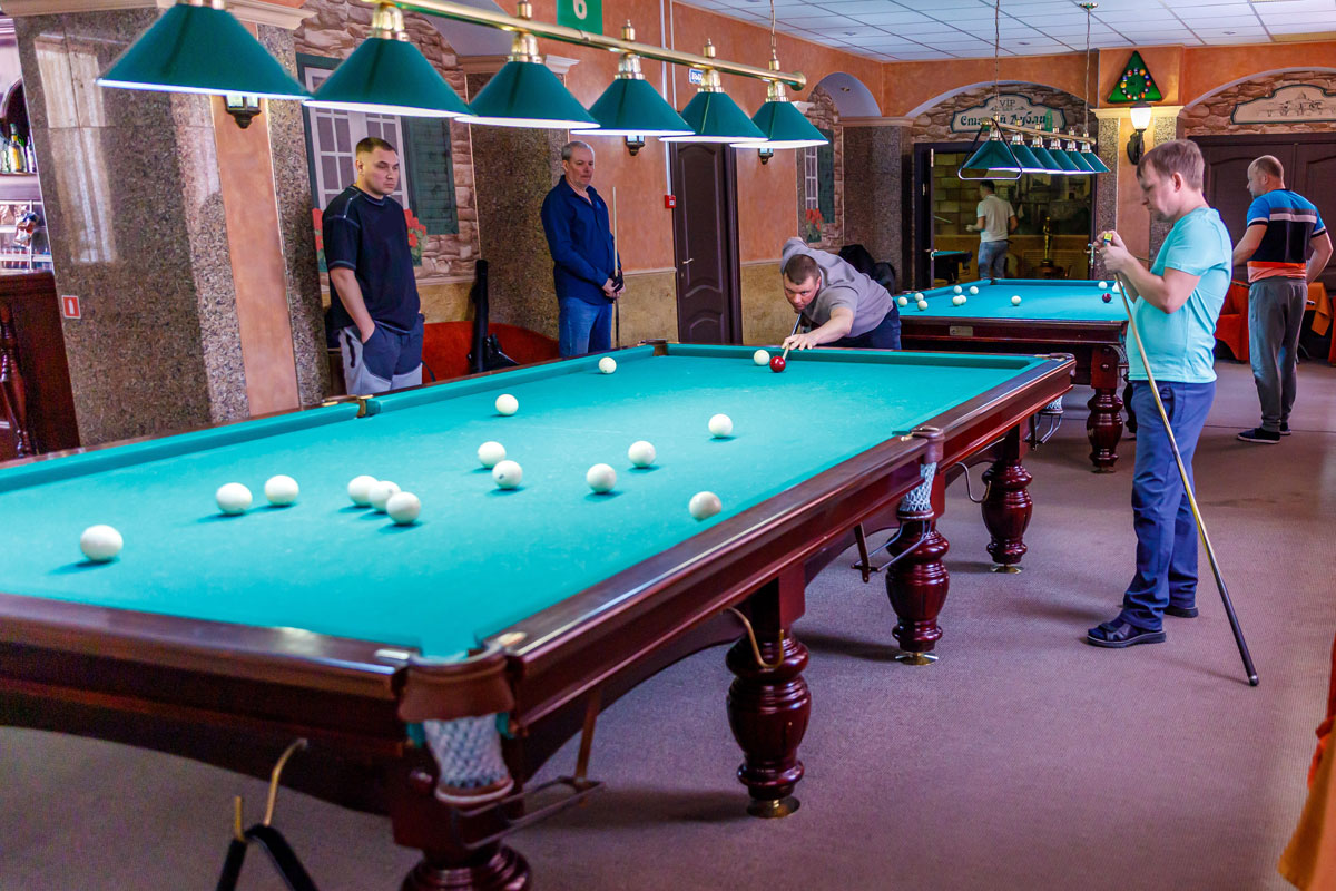 На Синарском трубном заводе прошёл турнир по бильярду ко Дню защитника Отечества | Синарские трубники разыграли первенство по бильярду