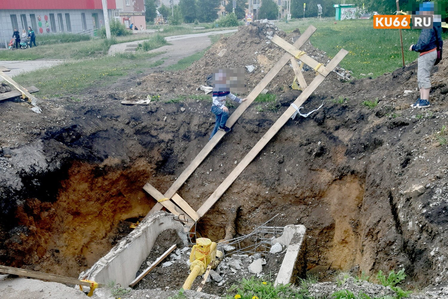 Об этом, похоже, никто не подумал? Дети с риском для жизни и здоровья играют в глубокой яме, разрытой коммунальщиками в Каменске-Уральском