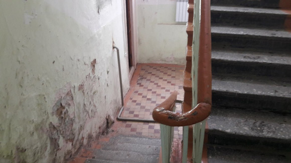 Стыдно: здание федеральной службы судебных приставов в Каменске рассыпается на глазах. Посетитель: «Надо ждать, когда что-то отвалится?»