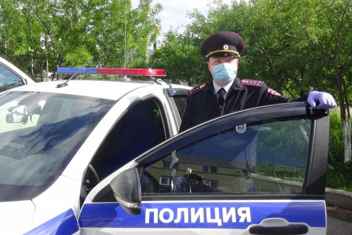 Полицейский в Каменске помог маленькому мальчику выбраться из машины, где его заперла мать, которая ушла в магазин со старшим ребенком