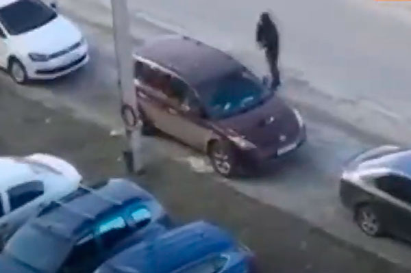 "Вот так летит мужская обида". Неизвестный со злостью закидал чужую машину яйцами на парковке у дома в Каменске-Уральском