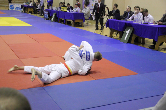 На татами… В Каменске собрались сильнейшие борцы Урала и Сибири, чтобы определиться, кто из них сильнее. У местных дзюдоистов две медали