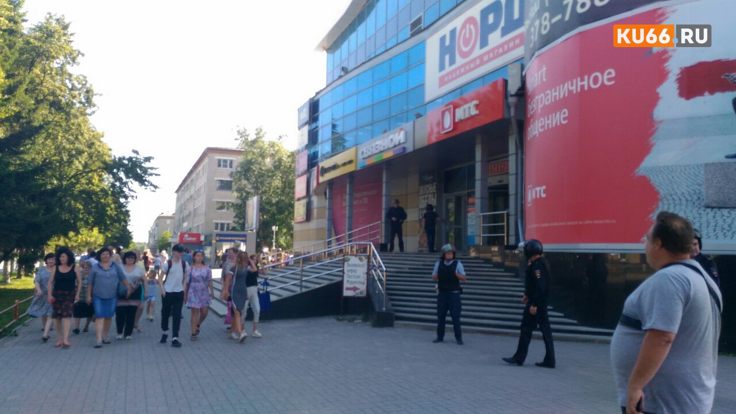 Из ТЦ «Октябрьский» в Каменске-Уральском днем эвакуировали 30 человек - в основном, детей. Пьяный мужчина сообщил о минировании Из ТЦ «Октябрьский» в Каменске-Уральском днем эвакуировали 30 человек - в основном, детей. Пьяный мужчина сообщил о минировании