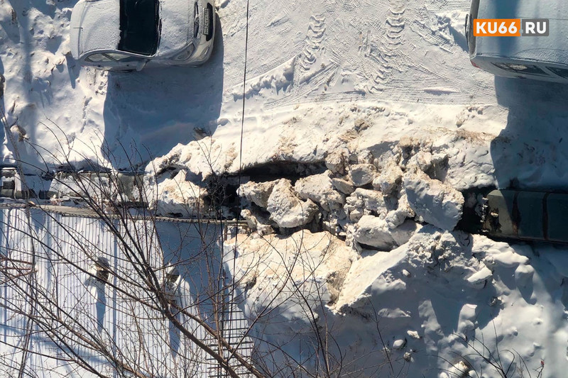 Российские коммунальщики сошли с ума? В Каменске-Уральском сваливают снег на теплотрассу, а в Санкт-Петербурге укутывают ее… полотенцем