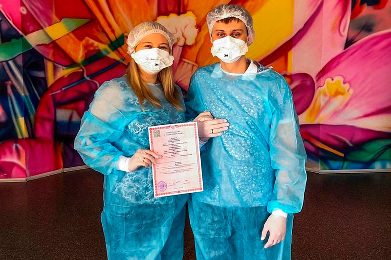 Влюбленные в Каменске-Уральском сыграли свадьбу, несмотря на эпидемию. Фотки в респираторах получились более чем оригинальными!