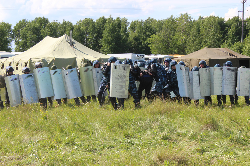 Охранники зон и лагерей со всей Свердловской области собрались в Каменске-Уральском и учились слаженно подавлять бунты зеков