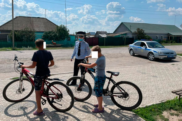 Двор, безопасный для детей. Сотрудники Госавтоинспекции призвали детей и водителей к соблюдению Правил дорожного движения