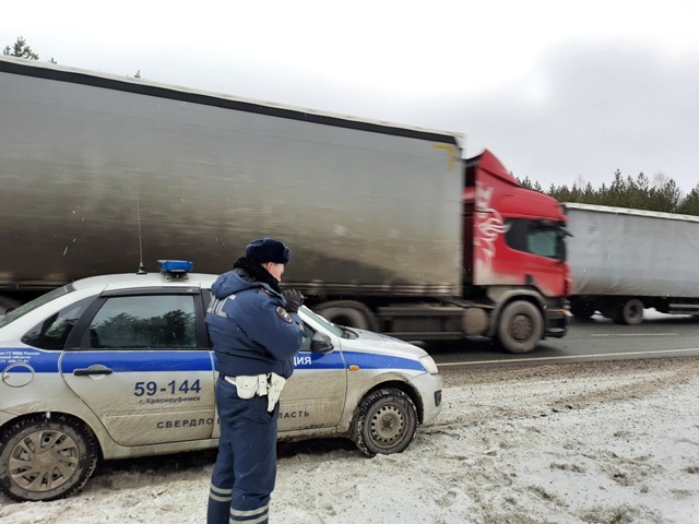 В Свердловской области за три дня выявили более 500 опасных выездов на встречную полосу