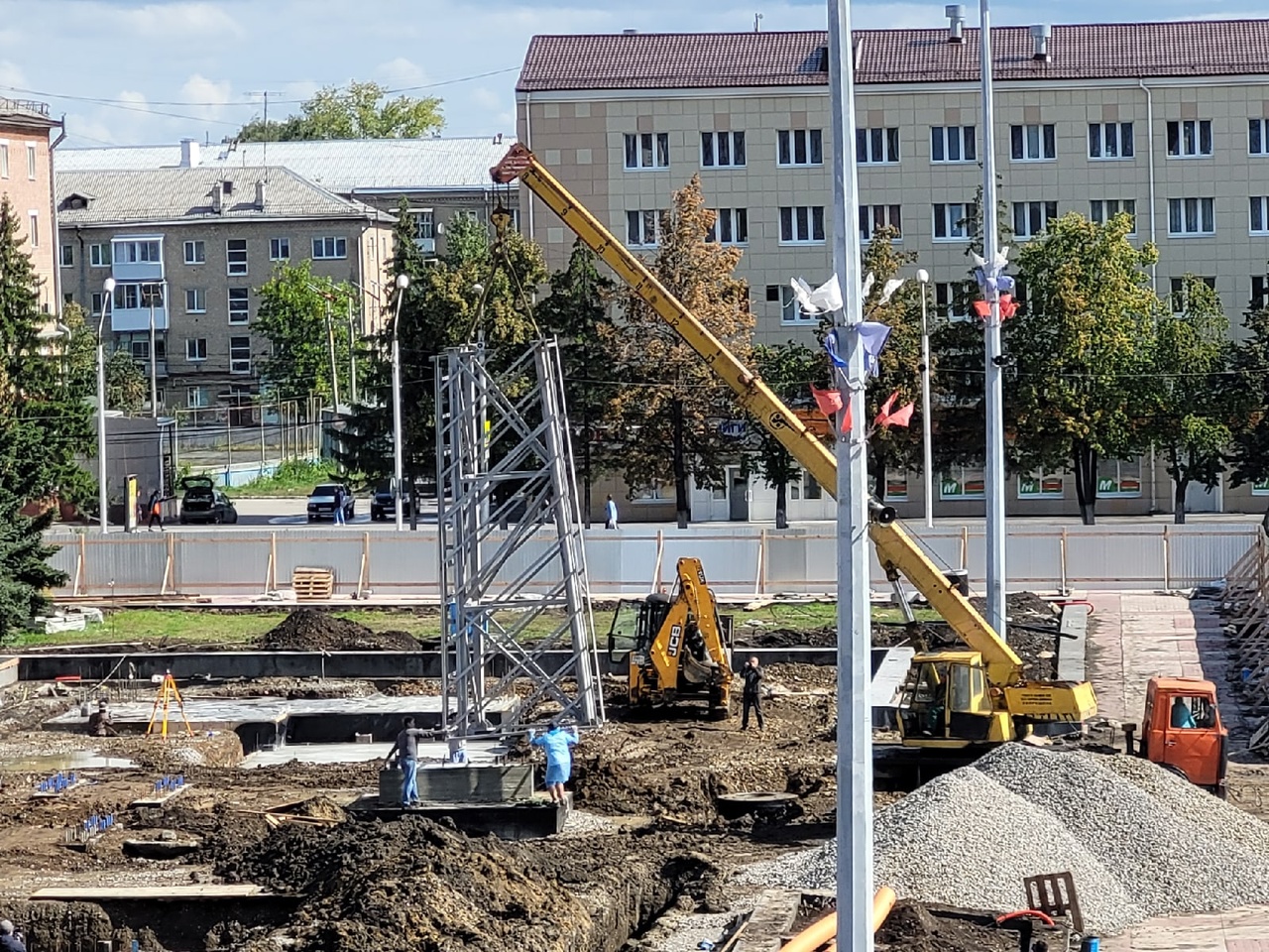 В Каменск-Уральский доставили несущий каркас стелы «Город трудовой доблести»