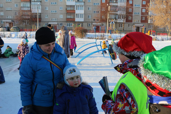 В новогодние каникулы юные инспекторы дорожного движения напомнили посетителям ледового городка Правила дорожного движения