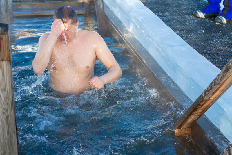 На СинТЗ почти 1000 трубников приобщились к крещенским традициям