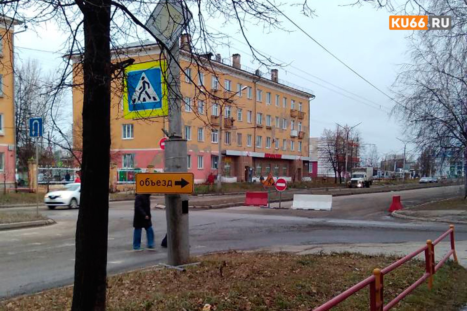 В Каменске-Уральском ремонтируют трубопровод близ привокзальной площади. Дорогу здесь перекопали и пустили транспорт в объезд