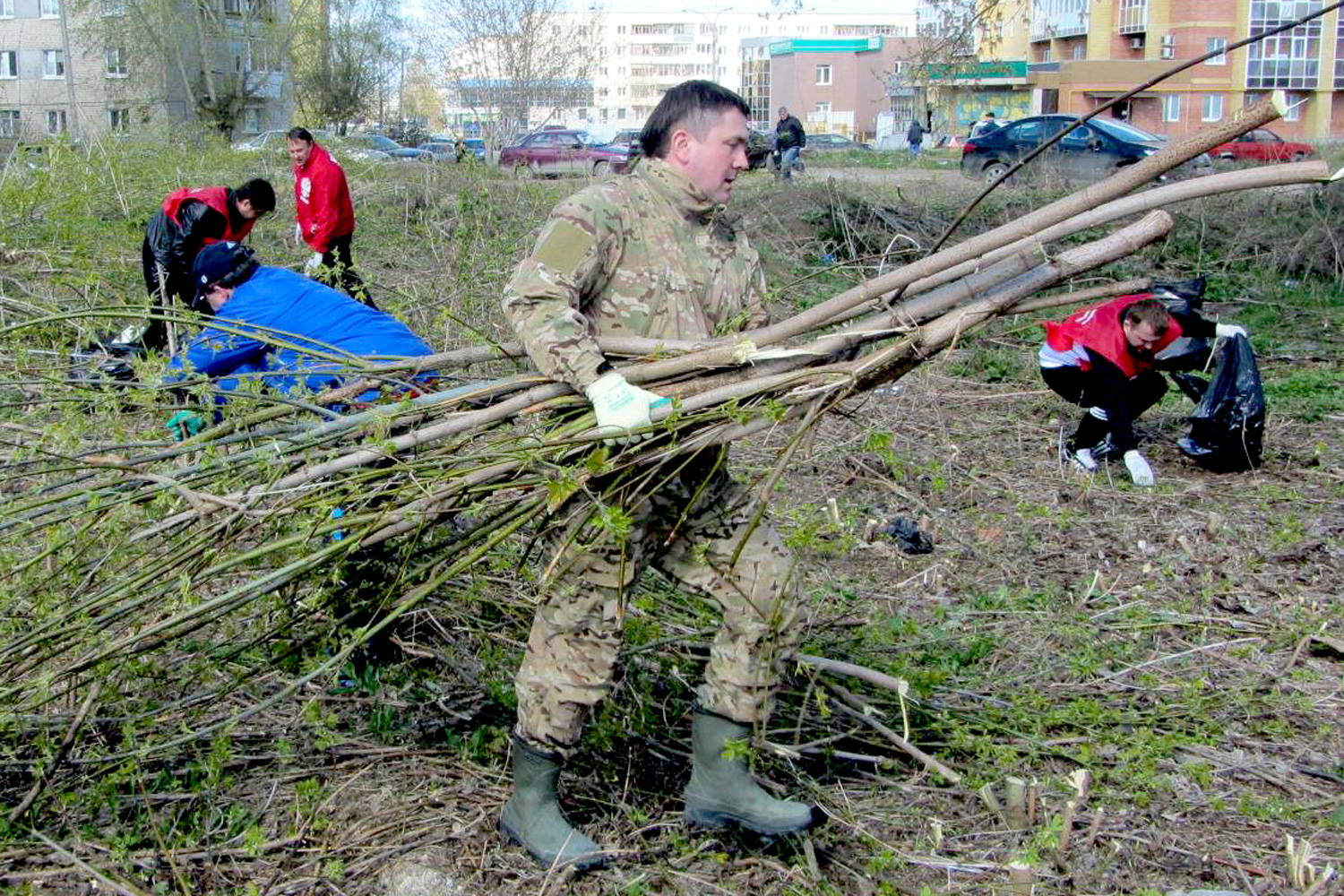 В субботу мэр Каменска-Уральского подаст жителям пример и выйдет на уборку пос. Силикатного, хотя многие уже активно «поломали спину»!
