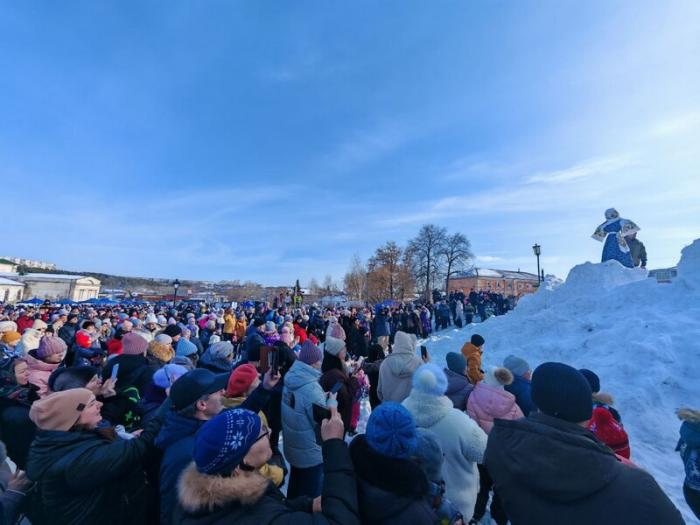 «Широкая Масленица» в Каменске-Уральском собрала более 5000 человек в Каменске-Уральском | В Каменске-Уральском более 5000 человек пришли на Масленицу