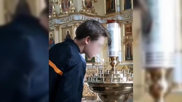 Подросток прикурил от свечи в соборе Читы ради публикации в TikTok