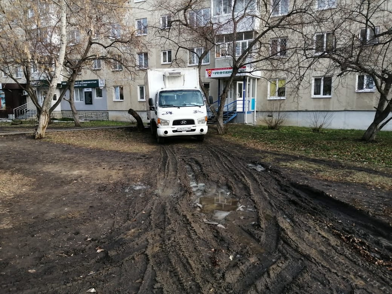 «Плевать, не собираюсь товар носить». У дома по ул. Карла Маркса в Каменске-Уральском водители уничтожили газон при подъезде к магазину